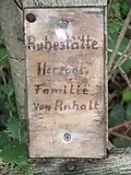 Winziges Schild auf Kreuz der Herzogsfamilie von Anhalt (2019)