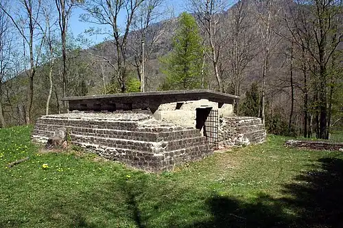 Reste des römischen Wachtturms mit Unterstand aus dem Ersten Weltkrieg auf dem Biberlichopf