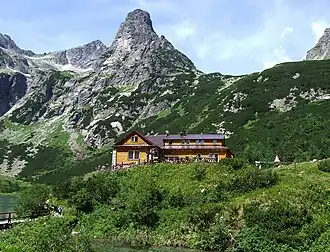 Die Chata pri Zelenom plese mit dem fast 600 Höhenmeter überragenden Gipfel der Jastrabia veža