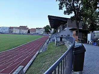 Die Haupttribüne im Městský stadion v Horním parku (Juni 2020)