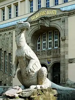 Iguanodon-Skulptur am Eingang