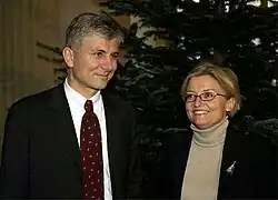 Zoran Đinđić und Anna Lindh stehen lächelnd vor einem Weihnachtsbaum