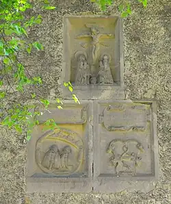 Reliefplatten über dem Eingangsportal