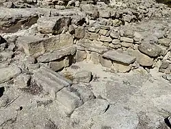 Raum&nbsp;Kappa&nbsp;(Κ) mit Pflasterung und Bänken