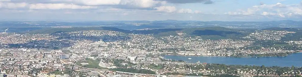 Blick vom Uetliberg auf die besiedelte Westflanke des Adlisbergs (rechts der Bildmitte)