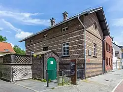 Aachener Str. 1328 – Zugang Römergrab Köln-Weiden und denkmalgeschütztes Wächterhaus (Juli 2016)