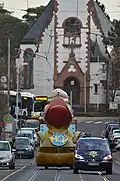 Testfahrt mit Elektromotor 2020 auf der Straße in Gonsenheim. Im Hintergrund die „Inselkirche“.