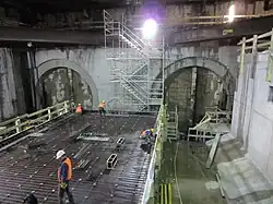 Südliche Stirnwand mit dem im Rohbau befindlichen Bahnsteig, November&nbsp;2011
