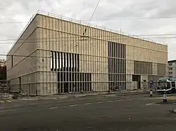 Neuer Erweiterungsbau gegenüber dem Hauptgebäude