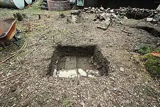 Durch eine Ausgrabung freigelegte Gebäudereste des Frauenlagers