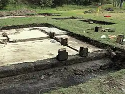 Durch eine Ausgrabung freigelegte Gebäudereste der Waschbaracke des Männerlagers