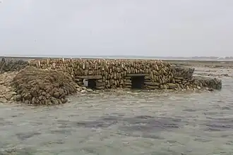 Zwei Durchlässe, daneben rechts eine Schadstelle