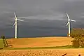 Zwei Windkraftanlagen nahe der Neutscher Höhe, Blick von Osten
