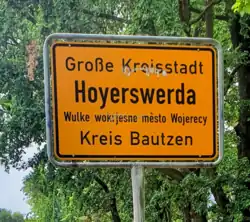 Deutsch-obersorbische Ortstafel von Hoyerswerda mit dem Zusatz „Wulke wokrjesne město“ (Große Kreisstadt)