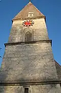 Der 32 m hohe Zwickelturm der spätgotischen Wehrkirche wurde im Jahr 1645 aufgestockt.