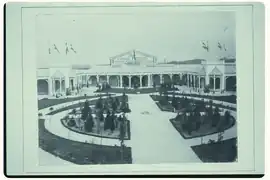 Einer der Pavillons mit angelegter Gartengestaltung