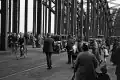 Personen und Autoverkehr auf der Brücke, aufgenommen Anfang der 1930er.
