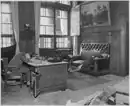 Amtszimmer im Neuen Rathaus April 1945, stellvertretender Oberbürgermeister und Stadtkämmerer Ernst Kurt Lisso mit Familie.