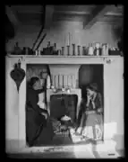 Ronco sopra Ascona TI, Herdpartie in einer Nische mit zwei Frauen