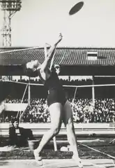 Die sechstplatzierte Olga Connolly hatte unter ihrem damaligen Namen Olga Fikotová 1956 Olympiagold&nbsp;gewonnen