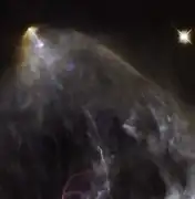 Aufnahme des Herbig-Haro-Objekts HH 151 mittels des Hubble Space Telescope im sichtbaren Licht; die ionisierten Atome des Jets sind durch Linienfilter violett hervorgehoben.[10]