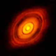 Interferometrische Aufnahme des ALMA-Observatoriums der Submillimeterwellen-Emission; die Seitenlänge entspricht 1,8&nbsp;Bogensekunden.