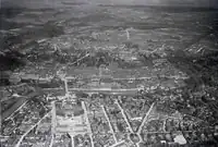 Flugaufnahme von 1930 mit dem Gymnasium Kirchenfeld (das grösste Gebäude links unten), anschliessend die Baustelle der Schweizerischen Nationalbibliothek und das Bernische Historische Museum