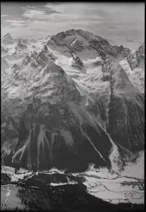 Talgrund rechts: Bergün/Bravuogn. Vordergrund links: Piz Ragnux. Bildmitte: Piz Ela, darunter: Piz digl Barba Peder.