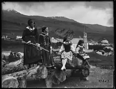 Scuol(Schuls) GR, Vier junge Schulserinnen in Engadinertracht und 'bewaffnet'