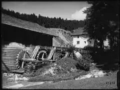 Sent GR, Sur En. Alte Mühle mit Wasserantrieb auf drei Rädern (1917)