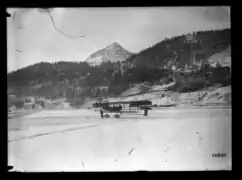 Auf dem zugefrorenen St. Moritzersee Flugzeug mit Propeller am Heck