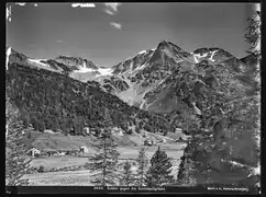 Blick auf Sulden, im Hintergrund die Hintere Schöntaufspitze 1909