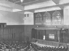 Der große Hörsaal im Mittelteil