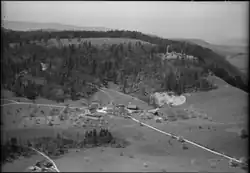 Unterhalb der Ruine Farnsburg ist das Erholungsheim für Kinder (Gebäude links neben dem Bauerngarten) zu sehen. Dieses wurde von Elisabeth Handschin 1943–1961 geleitet.