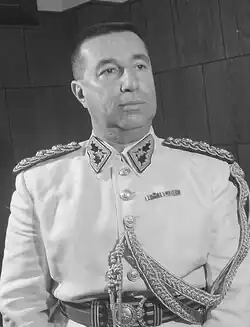 Gesicht ab Brustkorb mit erkennbarer Uniform stehend in schwarzweiß von vorn.