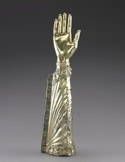 Apostelarmreliquiar, 1180, Vergoldetes Silberblech, Cleveland Museum of Art