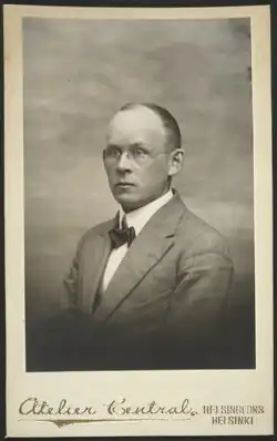 Gesicht ab Brustkorb von leicht seitlich vorn in schwarzweiß nach,links schauend.