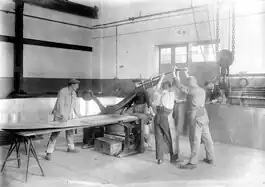 Die grobgewalzten Aluminiumbahnen werden in handliche Tafeln geschnitten