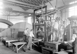 Ein Aluminiumblock wird in das Walzwerk eingeschoben