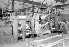 Die zugeschnittenen Tafeln werden zur Feinwalzung in ein anderes Walzwerk eingeschoben