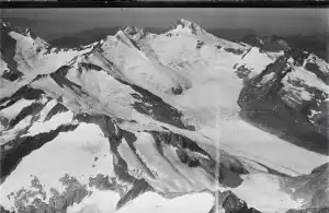 Bärglistock (Mitte links), Wetterhörner (Mitte rechts), rechts unten Gauligletscher