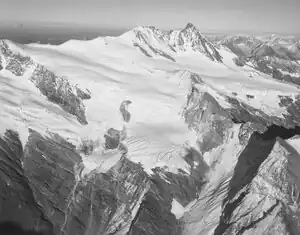 Die Zollspitze (rechter Bildrand) gesehen von Westen, im Hintergrund Großglockner und Glocknerwand