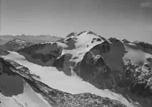 Blick über den Lavaz-Gletscher zum Piz Medel (1954, Luftbild von Werner Friedli)