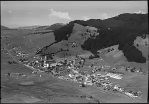 Rothenthurm; der Berg Samstageren rechts oben