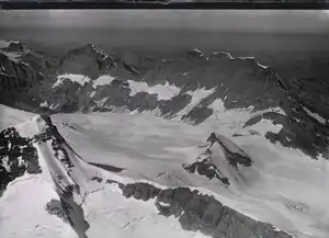 Mutthorn rechts der Bildmitte, unterhalb der Blüemlisalp mit Blüemlisalphorn, Wyssi Frau und Morgehorn (v. l.) (1926)