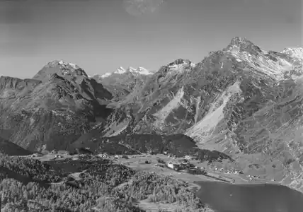 Von rechts: Der Piz Lunghin (r.), der Piz dal Sasc, der Piz Forcellina, der Piz Turba, der Piz Mäder, der Piz Duan, unten das Dorf Maloja und der oberste Teil des Silsersees.
