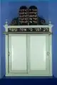 Toraschrank mit Gebotstafeln des Betsaal „Am Oberen Winkel“ aus Solothurn (um 1900), die Lade besteht aus Holz; heute in der Sammlung des Jüdischen Museums der Schweiz.[3][4]