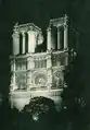 Die beleuchtete Fassade von Notre Dame (1930)