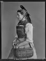 Profilansicht einer jungen Frau in Schaffhauser Tracht, 1905